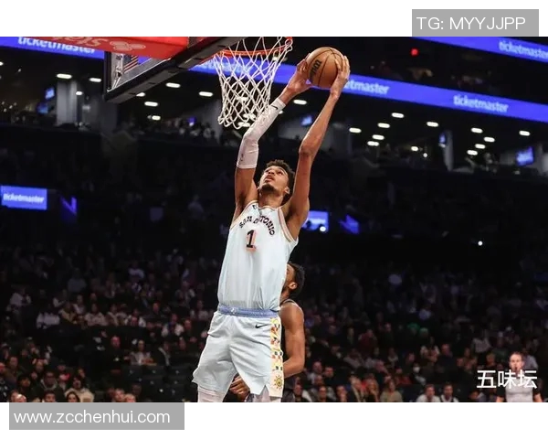 文班亚马新秀赛季表现抢眼场均20分10篮板3盖帽领跑联盟